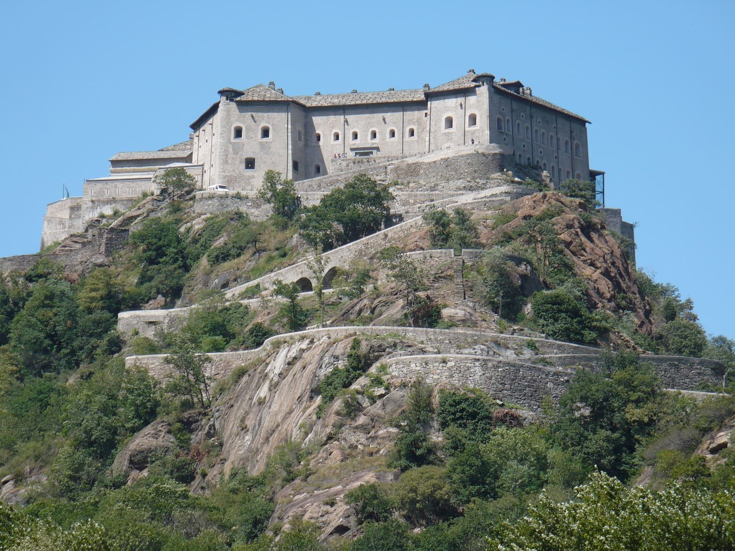 I bastioni a terrazze del Forte di Bard sulla sua rocca