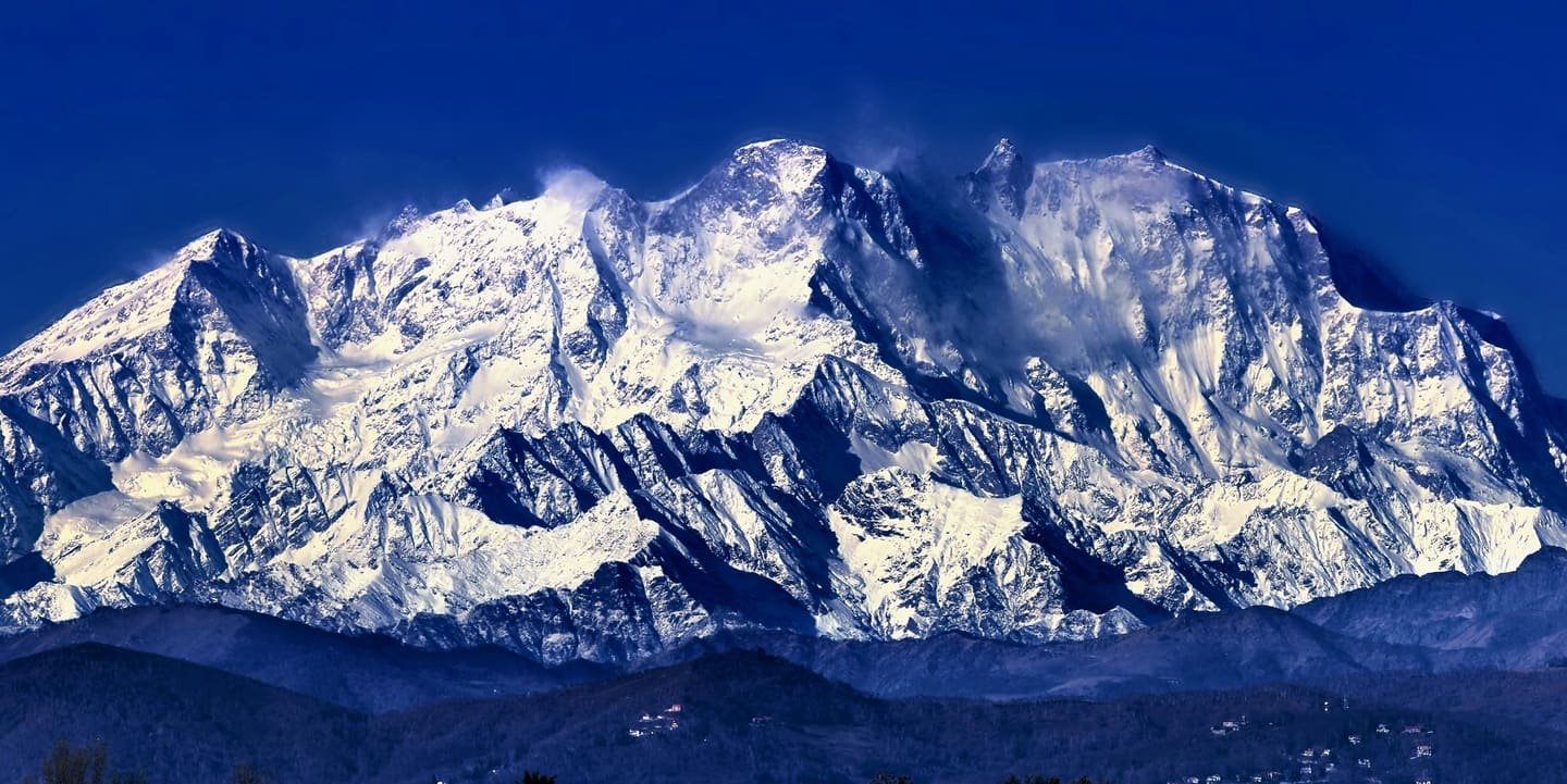 Il massiccio del Monte Rosa e i suoi ghiacciai nella luce blu