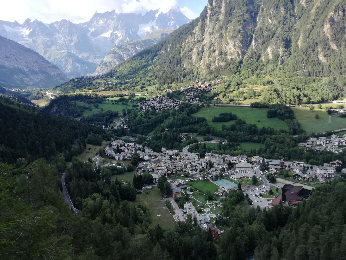 Il paese termale di Pré-Saint-Didier visto dai pendii sopra